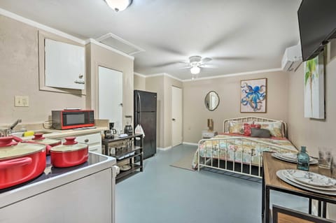 4 Mi to Beaches: Cozy Studio in Port Richey! Apartment in Bayonet Point