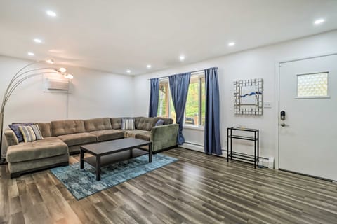 12 Mi to Camelback Ski Resort: Home w/ Decks! House in Tobyhanna