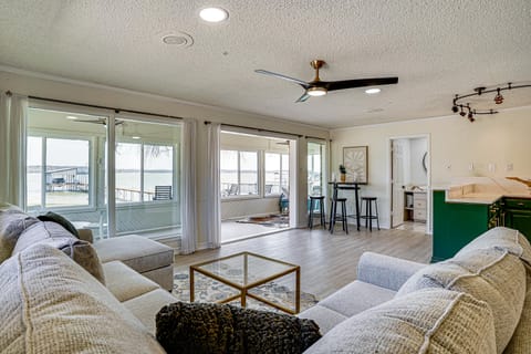 Family Fun on Eagle Mtn Lake! Home w/ Dock & Views House in Eagle Mountain Lake