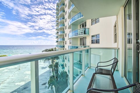 Ocean-View Balcony: Beachfront Hollywood Apt! Apartment in Hollywood Beach