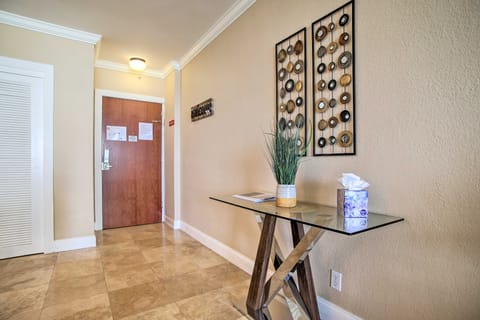 Ocean-View Balcony: Beachfront Hollywood Apt! Apartment in Hollywood Beach