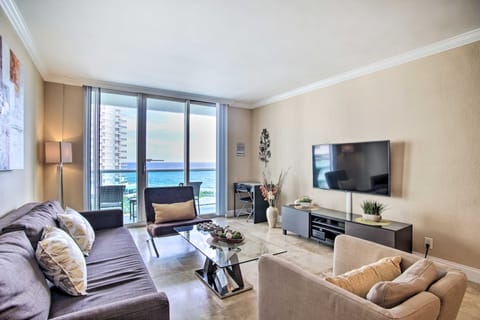Ocean-View Balcony: Beachfront Hollywood Apt! Apartment in Hollywood Beach