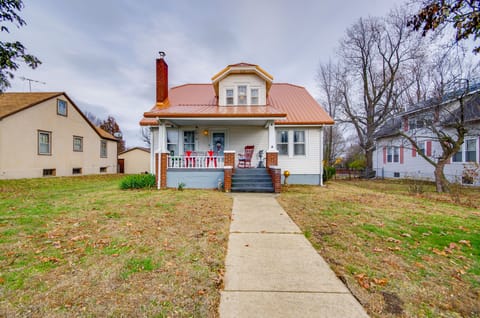 Walk to Dtwn: Marie Antoinette-Themed Lebanon Home House in Ozark Mountains