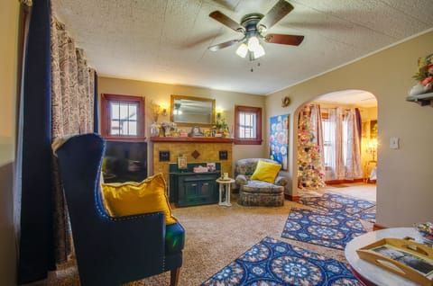 Walk to Dtwn: Marie Antoinette-Themed Lebanon Home House in Ozark Mountains