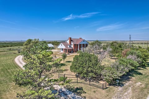 Patio & Covered Porch: Spacious Bellevue Home! House in Texas