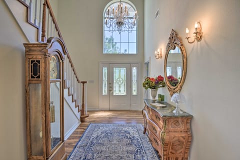 Patio & Covered Porch: Spacious Bellevue Home! House in Texas