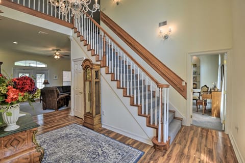 Patio & Covered Porch: Spacious Bellevue Home! House in Texas