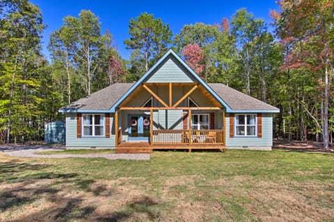 2 Mi to Golf Course + Fire Pit: Cozy Counce Cabin! House in Pickwick Lake