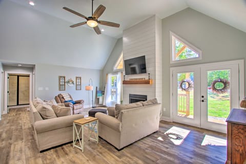 2 Mi to Golf Course + Fire Pit: Cozy Counce Cabin! House in Pickwick Lake