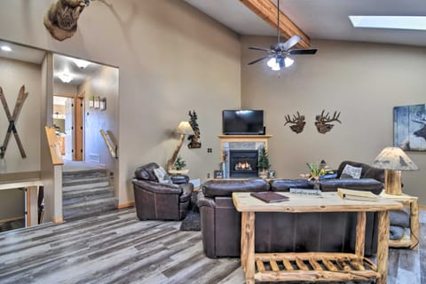Family-Friendly Home w/ Hot Tub: 1 Mi to Dtwn House in Estes Park