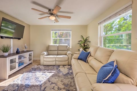 Riverfront Home w/ Putting Green & Boat Dock! Cottage in New Port Richey