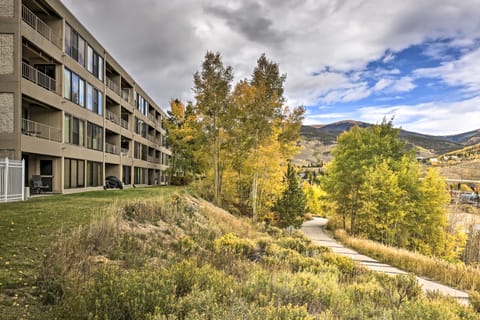 Lakefront Condo w/ Mtn Views in Dillon! Apartment in Dillon