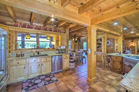 Calhoun Cabin w/ River View + Wraparound Deck House in Georgia