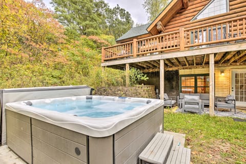 Splendid Family Cabin w/ Hot Tub & Grill! House in Lake Pepin