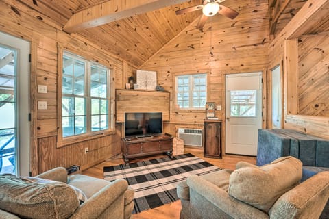 Idyllic Cabin w/ Fire Pit, Kayak On-Site! House in Tennessee