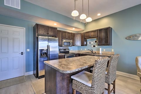 Dtwn Ludington Condo: Balcony, Walk To Beach! Apartment in Ludington