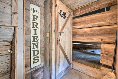 Unique Loft Cabin: Fire Pit & Fishing Access! House in Tennessee