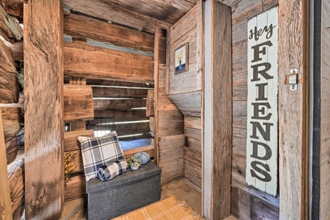 Unique Loft Cabin: Fire Pit & Fishing Access! House in Tennessee