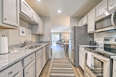 Branson Condo w/ Balcony: Near Silver Dollar City Apartment in Branson