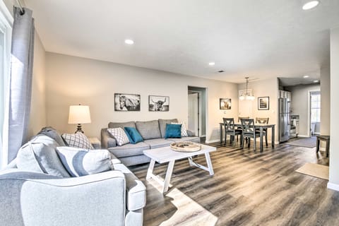 Branson Condo w/ Balcony: Near Silver Dollar City Apartment in Branson