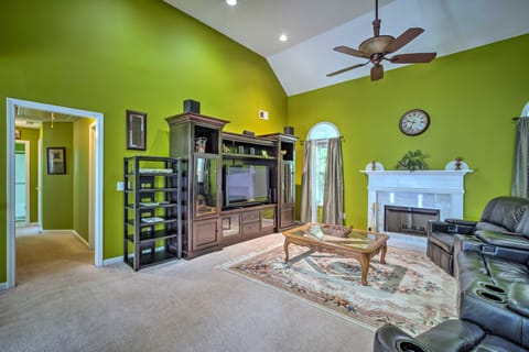 Spacious Acworth Home w/ Deck ~ 1 Mi to Lake House in Acworth