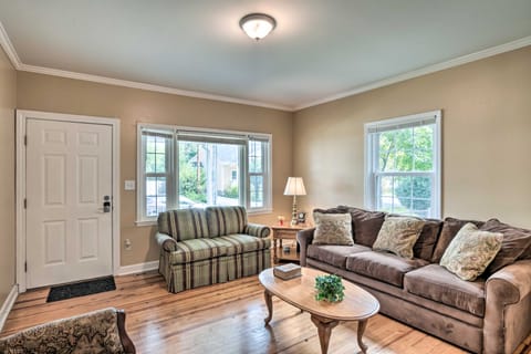 Cozy Greenville Bungalow ~ 2 Mi to Downtown! House in Greenville