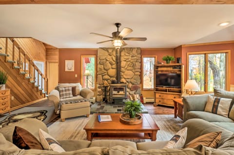 Outdoor Theater, Deck & Fire Pit: Poconos Retreat House in Kidder Township