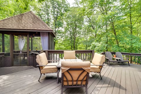 Outdoor Theater, Deck & Fire Pit: Poconos Retreat House in Kidder Township