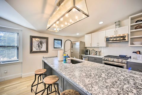 Walk to Town - Castle Rock Cottage! Cottage in Castle Rock