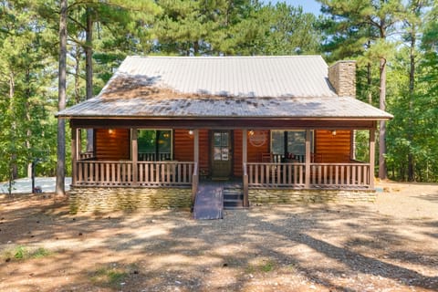 Broken Bow Escape w/ Hot Tub & Basketball Court! House in Oklahoma