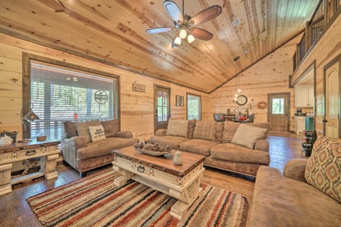 Broken Bow Escape w/ Hot Tub & Basketball Court! House in Oklahoma