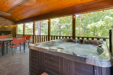 Broken Bow Escape w/ Hot Tub & Basketball Court! House in Oklahoma