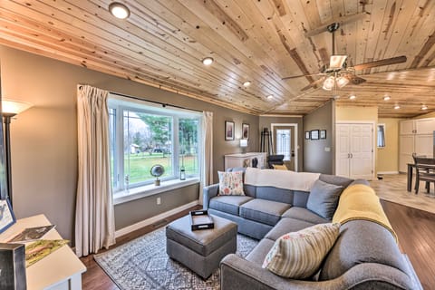 Guesthouse on Lonesome Hollow: Hot Tub & Mtn Views House in Shenandoah Valley