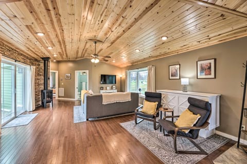 Guesthouse on Lonesome Hollow: Hot Tub & Mtn Views House in Shenandoah Valley