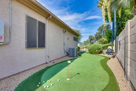Golfer Oasis w/ Pool & Putting Green in Goodyear! House in Avondale