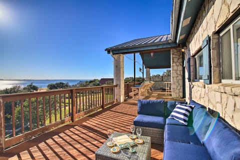 Private Deck & Grill: Sunny Lakefront Escape House in Lake Buchanan