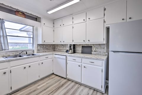 Charming Gadsden Home w/ Golf Course Views! House in Alabama