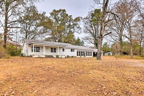 Charming Gadsden Home w/ Golf Course Views! House in Alabama