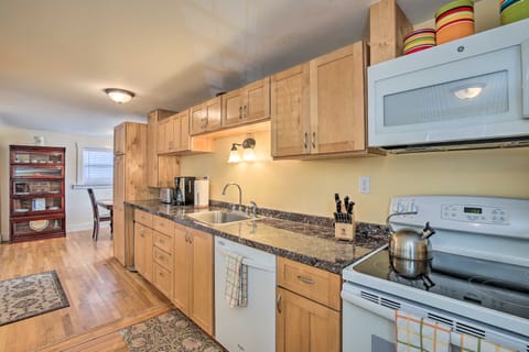 Restored Historic Home Half Mile to Ski Resort! House in Otis