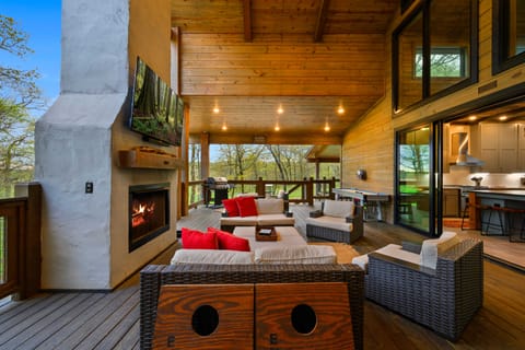 Secluded Creekside Cabin w/ Hot Tub & Fire Pit! House in Oklahoma