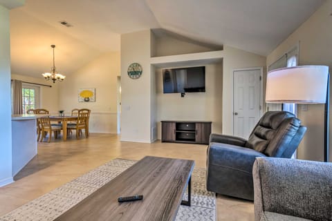 Sunshine State Escape: 3 Mi to Navarre Beach! House in Alabama