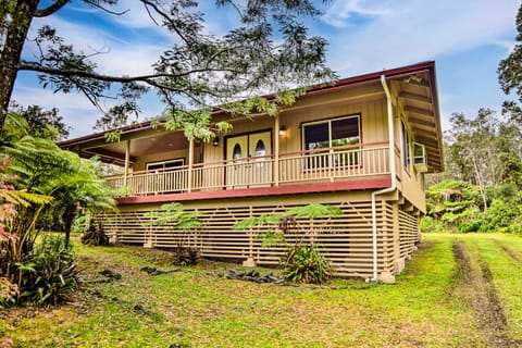 Breezy Home, 4 Mi to Volcanoes Nat'l Park! House in Volcano