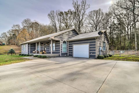 Secluded Retreat on 2 Acres Near Dale Hollow Lake! House in Tennessee