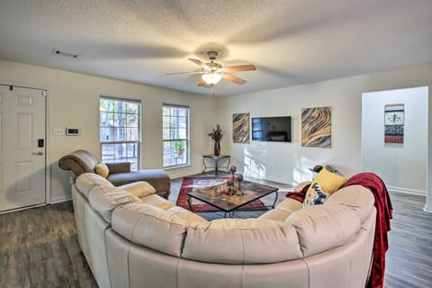 Fire Pit & Grill: Tranquil Retreat in Hot Springs House in Garland County