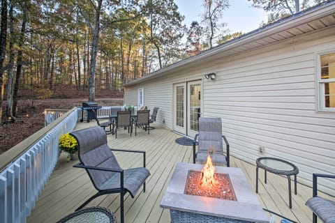Fire Pit & Grill: Tranquil Retreat in Hot Springs House in Garland County