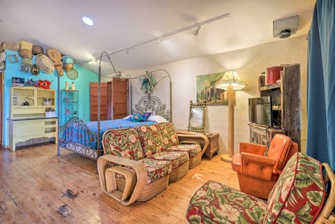 Idyllic Española Casita w/ Charcoal Grill House in New Mexico