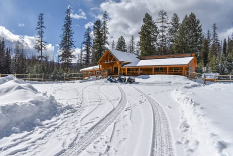 Stunning Montana Retreat: Hot Tub, On-Site Hiking! House in Idaho