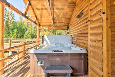 Stunning Montana Retreat: Hot Tub, On-Site Hiking! House in Idaho