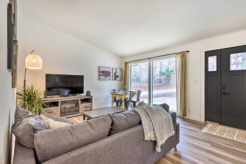 Cottage w/ Grill & Fire Pit in Osage Beach! Cottage in Osage Beach