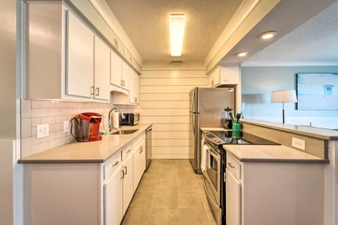 Bright Carolina Beach Condo - Walk to Shore! Apartment in Carolina Beach